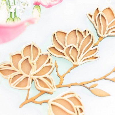 Ramo decorativo de flores bege e castanho em fundo branco com flores rosas desfocadas