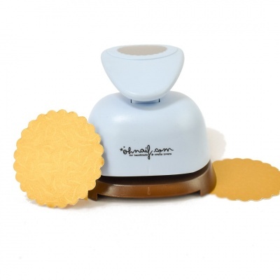 Carimbo recortador de papel azul claro com base marrom e papel amarelo recortado