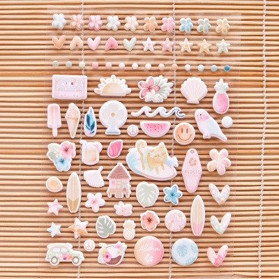 Pequenos acessórios decorativos coloridos sobre superfície de bamboo