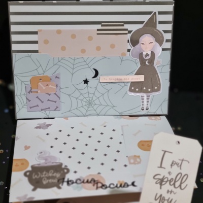 Papelaria temática Halloween com desenhos de bruxa, teias de aranha e textos decorativos.