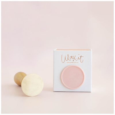 Selo metálico dourado com cabo de madeira e caixa branca com selo cor rosa