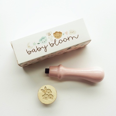 Carimbo com símbolo de flores e embalagem baby bloom