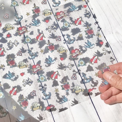 Folha transparente com padrão colorido de tatuagens tradicionais