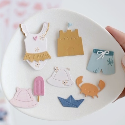 Ímanes decorativos de praia variados em prato branco