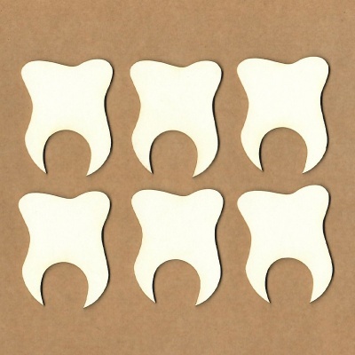 Seis formas de gato em madeira clara sobre fundo castanho