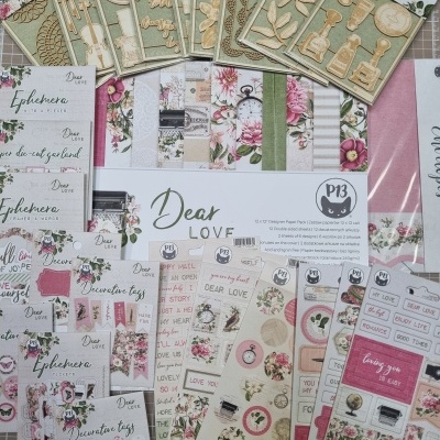 Conjunto de material para scrapbooking floral e vintage com papéis, etiquetas e recortes adesivos.
