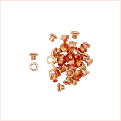 Ilhós de metal cor cobre sobre fundo branco