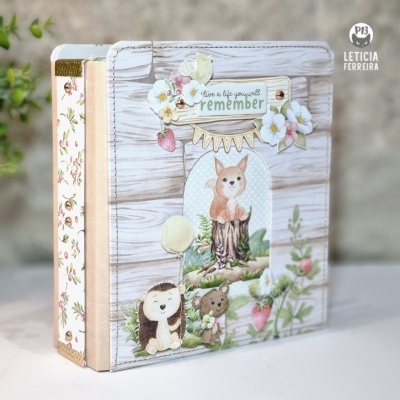 Álbum de fotos com capa em tecido estampado com animais e flores