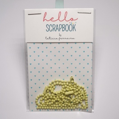 Pacote de scrapbook com padrão de corações azuis e uma peça decorativa amarela