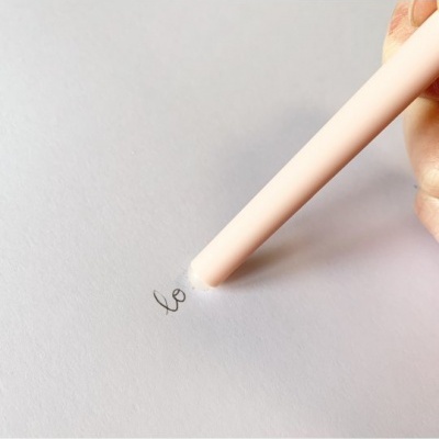 Borracha branca a apagar texto numa folha branca