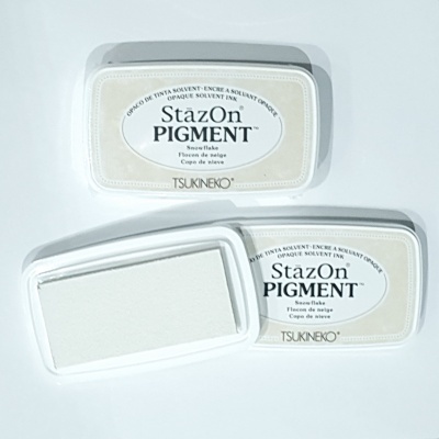 Tinta de carimbo StazOn PIGMENT Snow Flake em embalagem branca, com dois frascos fechados e um aberto