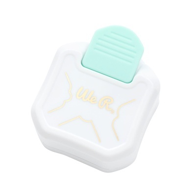 Recipiente branco com tampa verde água e texto dourado We R