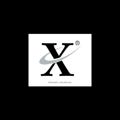 Logótipo com a letra X preta e um traço cinzento ondulado sobre fundo branco