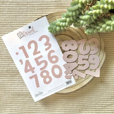 Números rosa pastel em base de madeira coração com cartolina e planta suculenta