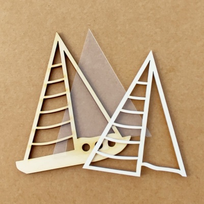 Formas triangulares decorativas em madeira e papel sobre fundo castanho.