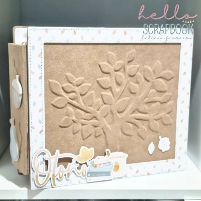 Álbum de scrapbook capa camurça com relevo em forma de árvore