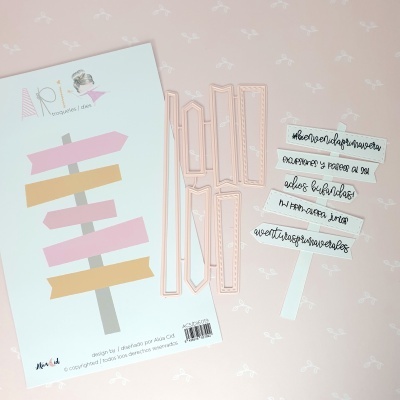 Kit de scrapbooking com papel de setas coloridas e moldes metálicos cor de rosa sobre fundo rosa