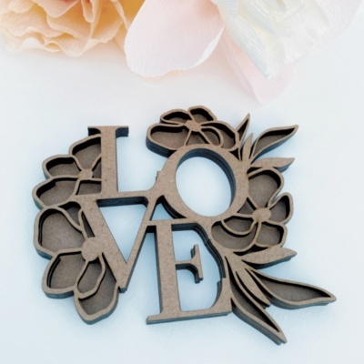 Decoração em MDF com a palavra LOVE e flores recortadas em fundo branco