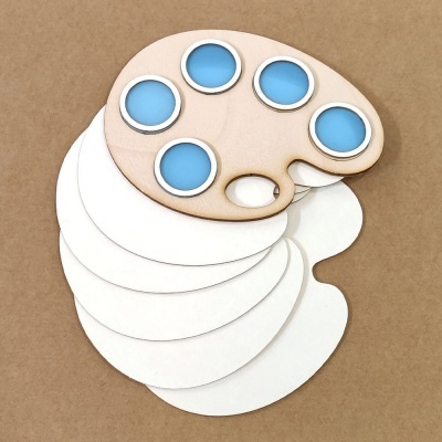 Paleta de pintura em madeira clara com tinta azul e folhas de papel branco