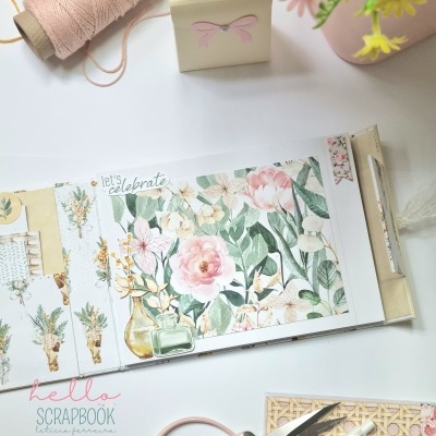 Papelaria para scrapbook com tema floral, tesoura rosa, linhas de costura e flores em fundo branco