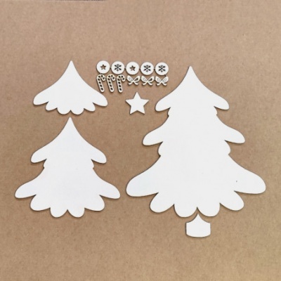 Figuras de árvores de Natal em madeira com pequenos ornamentos de madeira