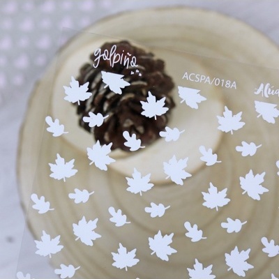 Autocolantes decorativos brancos com padrão de folhas em superfície transparente