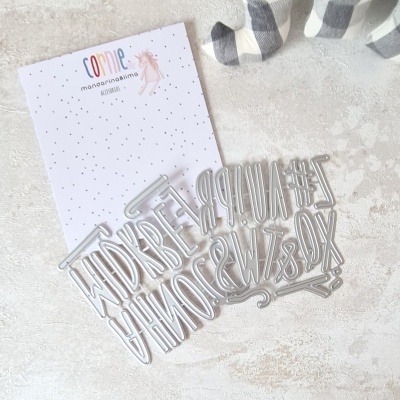 Conjunto de carimbos transparentes com letras e símbolos sobre caixa branca com logo colorido