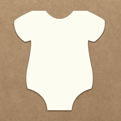 Body de bebé branco de manga curta sobre superfície castanha