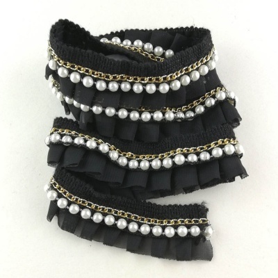 Faixa preta decorativa com pérolas e correntes douradas