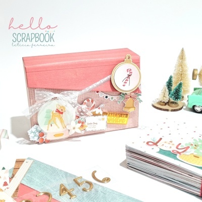 Caixa de scrapbook rosa e bege com decoração natalícia, árvores de Natal e bloco de scrapbooking colorido