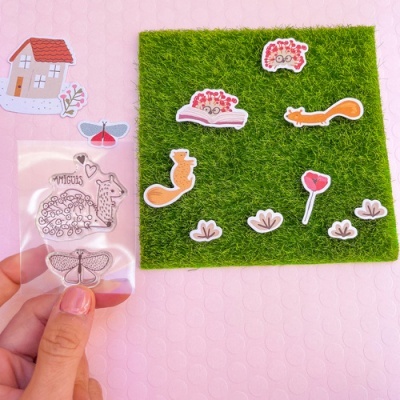 Autocolantes coloridos de esquilos e natureza sobre fundo rosa e relva