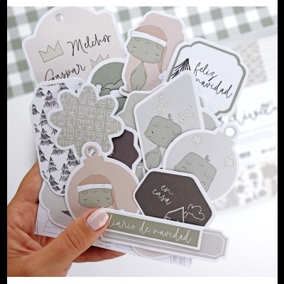 Etiquetas de Natal decorativas em papel com desenhos e textos em espanhol