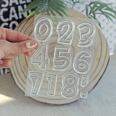 Carimbos transparentes com números de 0 a 9 e ponto de exclamação, contornos brancos