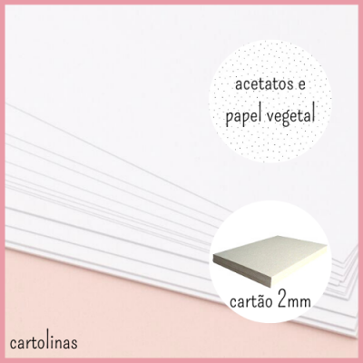 Pilha de cartolinas brancas com textos sobre materiais e espessuras