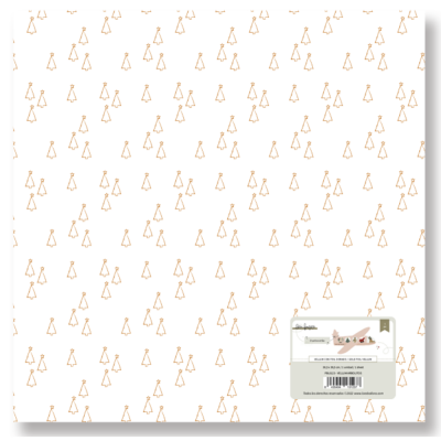 Folha de papel decorativa branca com padrão de árvores de Natal em laranja e etiqueta no canto inferior direito