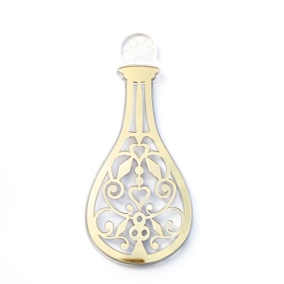 Marca-páginas metálico dourado com padrão decorativo e esfera transparente