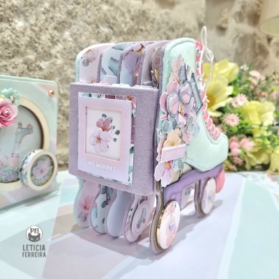 Caixa decorativa em forma de patins azul e lilás com flores e texto 'NO WORRIES'