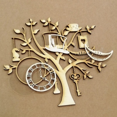 Relógio de parede decorativo em madeira com design de árvore e elementos pendurados