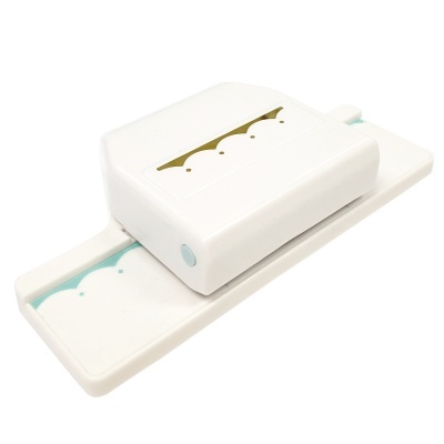 Máquina branca para bordas decorativas em papel com padrão de ondas e pontos