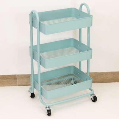 Carrinho de arrumação azul claro de três níveis com rodas em chão branco