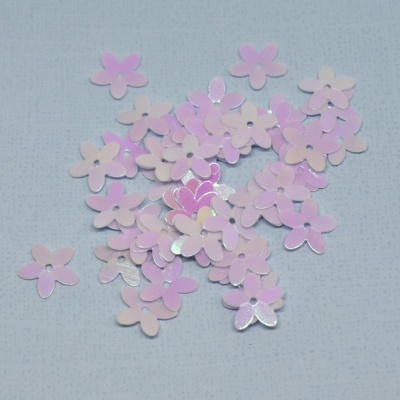 Adereços de flores rosa peroladas sobre superfície cinzenta