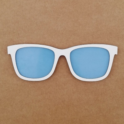 Óculos de sol branca com lentes azuis sobre fundo marrom claro