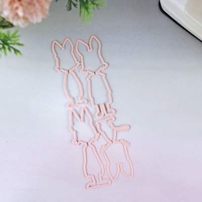 Clips de papel rosa em forma de coelhos sobre mesa branca