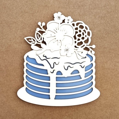 Recorte em papel de bolo azul com cobertura e flores brancas