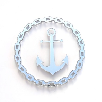 Emblema metálico com âncora azul claro e corrente prateada sobre fundo branco