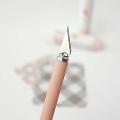 Faca de precisão com cabo cor de malva e lâmina metálica afiada