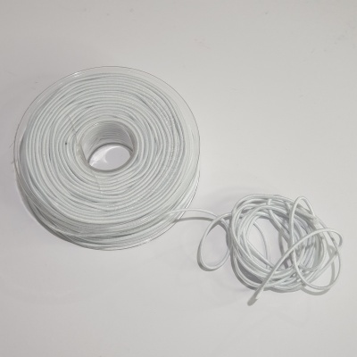 Rolo de fio branco fino enrolado com fio solto ao lado