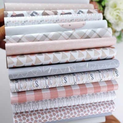 Conjunto de tecidos dobrados com vários padrões em cores pastel