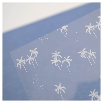 Folha transparente com padrão de palmeiras e estrelas brancas