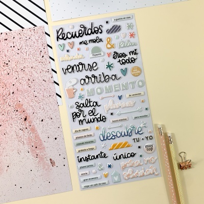 Folha de adesivos com frases em espanhol e elementos decorativos coloridos